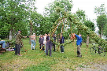 Nu åker midsommarstången ner i julgranshålet.