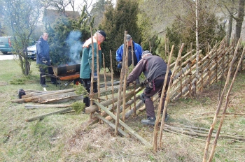 Gardshuvudet vid hörnet är knepigt. Göran, Rolf och Stefan försöker få ihop det