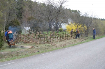 Stefan och Christian lägger sista handen på gardhuvudet