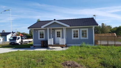 Nybygget är ett monteringshus med platsbyggd terrass