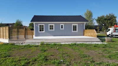 Nybygget är ett monteringshus med platsbyggd terrass