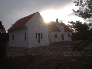 Hus i Östergarn där vi gjort en tillbyggnad med mellandel