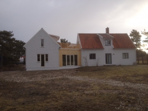 Hus i Östergarn där vi gjort en tillbyggnad med mellandel