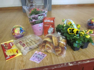 Lotterivinster väntar på att lottförsäljningen vid kaffet.