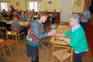 Dragning i lotterierna. Elisabeth Gardell vann en blomma...