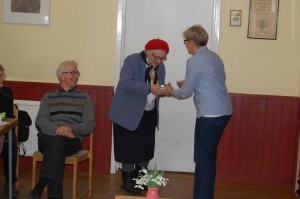 ... och Kerstin Olsson får en karamellburk under överinseende av Gunnar Mannervik