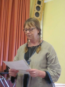 Katarina Björn läser upp revisionsberättelsen