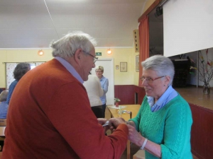 Sylve Pettersson får njuta av en chokladkaka.